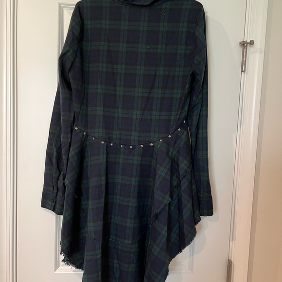 Do + Be from boutique Ruby and Jenna. Blue and green flannel, high/low. Size L - Picture 2 of 3